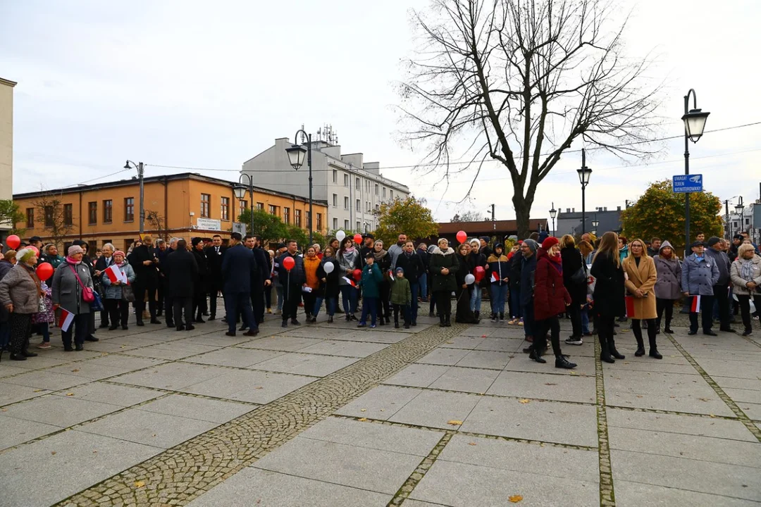 Pochody 11 listopada w Zgierzu. Mieszkańcy tłumnie uczestniczyli w uroczystościach Święta Niepodległości.