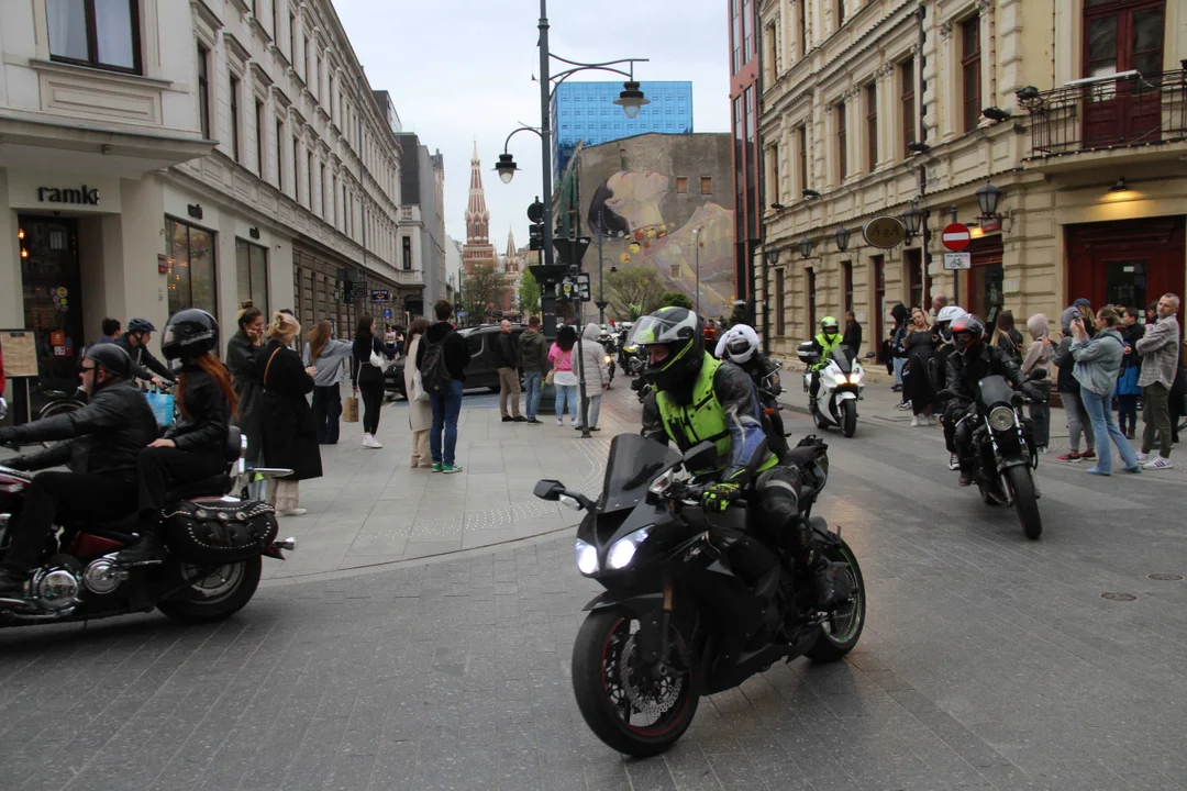 Wielka parada motocyklowa na ulicy Piotrkowskiej w Łodzi