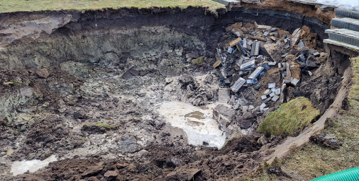 Zapadlisko w Stanisławiu koło Tczewa. Ogromna wyrwa przy domu, strażacy walczą z wodą już czwartą dobę