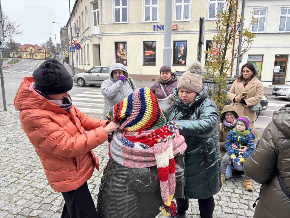 Pomnik w centrum miasta udekorowany przez grupę „Zamontanki”