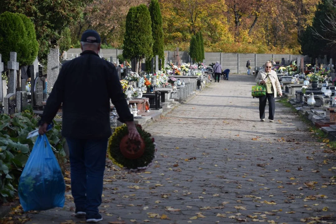 Łodzianie przygotowują groby bliskich do Wszystkich Świętych