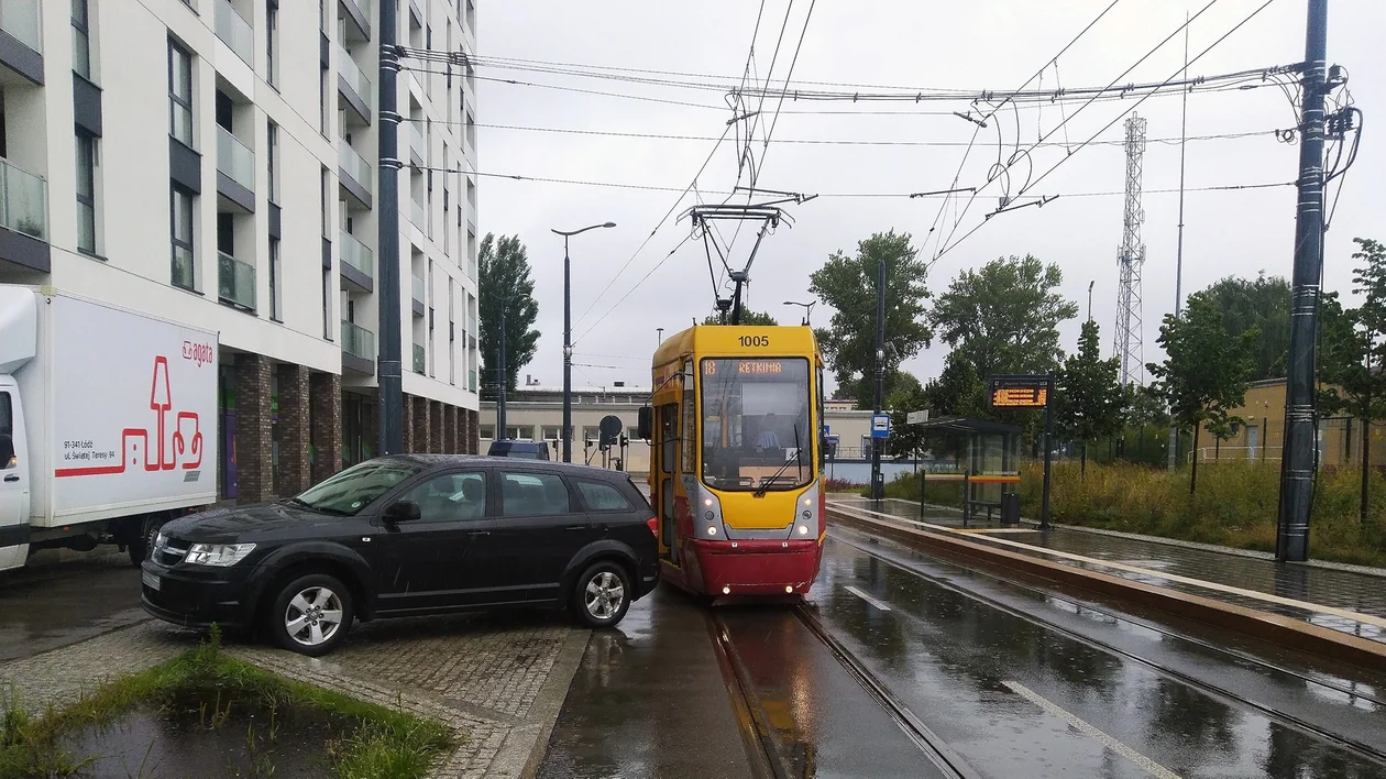 Nieprawidłowe parkowanie na torowisku - tramwaje MPK Łódź mają problem z przejazdem w tym miejscu