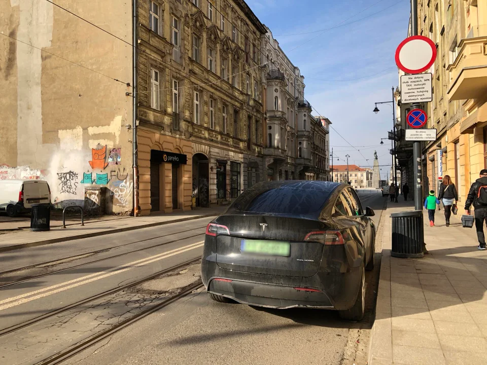 Tesla zablokowała ruch tramwajów na Pomorskiej