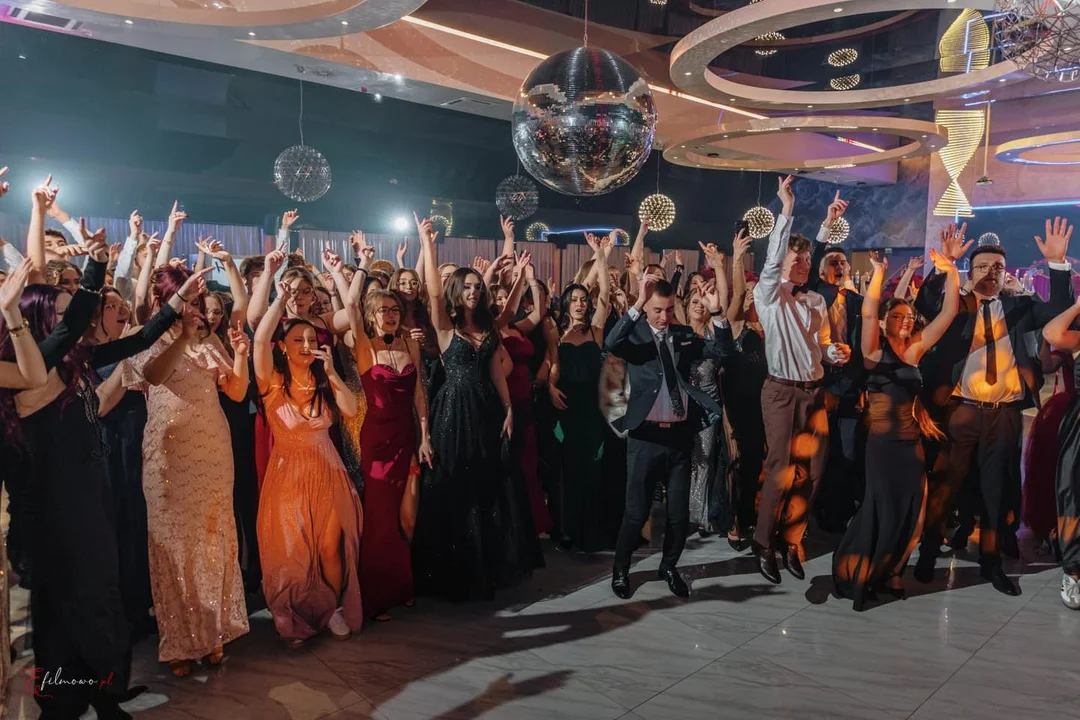 Studniówka maturzystów I LO w Kutnie. Odliczanie do matury rozpoczęte (ZDJĘCIA) - Zdjęcie główne