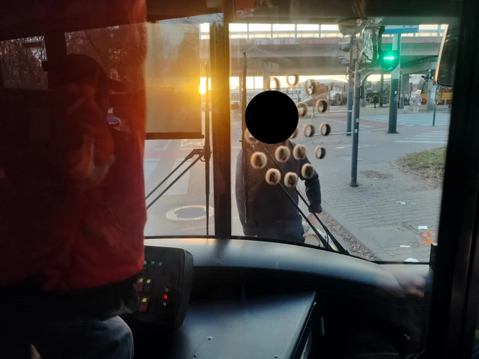 Groźny incydent na Karolewie w Łodzi. Pieszy stanął przed autobusem i nie pozwolił mu odjechać [ZDJĘCIA] - Zdjęcie główne