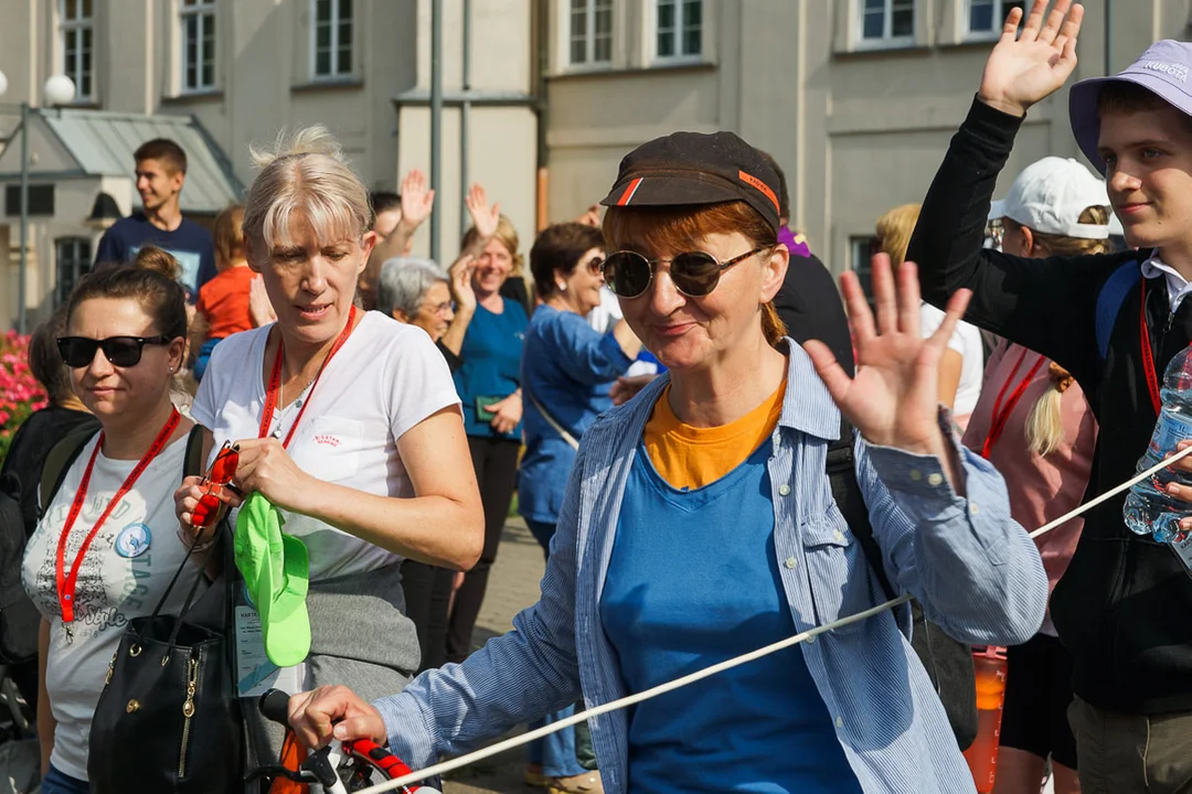 Ze śpiewem na ustach wyruszyli z Piotrkowa na Jasną Górę. Przed nimi ponad 100 kilometrów trasy [ZDJĘCIA] - Zdjęcie główne