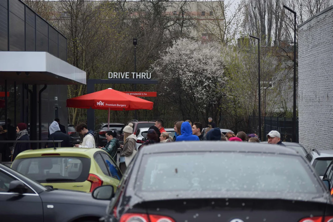 Tłumy łodzian na otwarciu restauracji MAX Premium Burgers. Tego jeszcze w Łodzi nie było [ZOBACZ ZDJĘCIA]