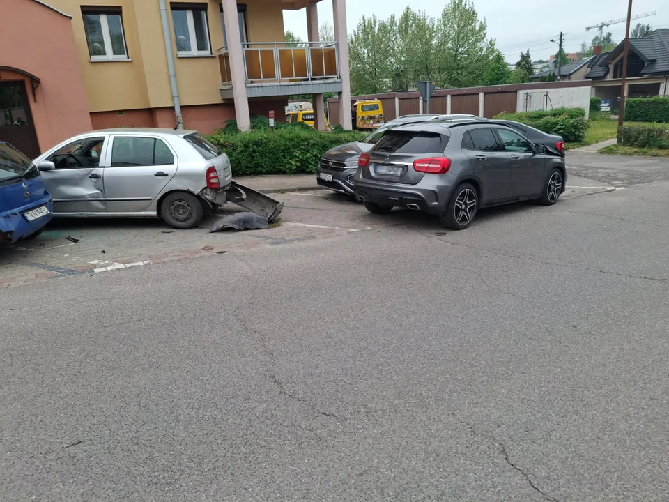 pijany najechal na auta w piotrkowie