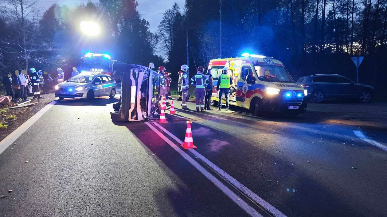 Zderzenie dwóch osobówek w naszym powiecie. Rozbite auto przewróciło się na środku drogi [FOTO] - Zdjęcie główne