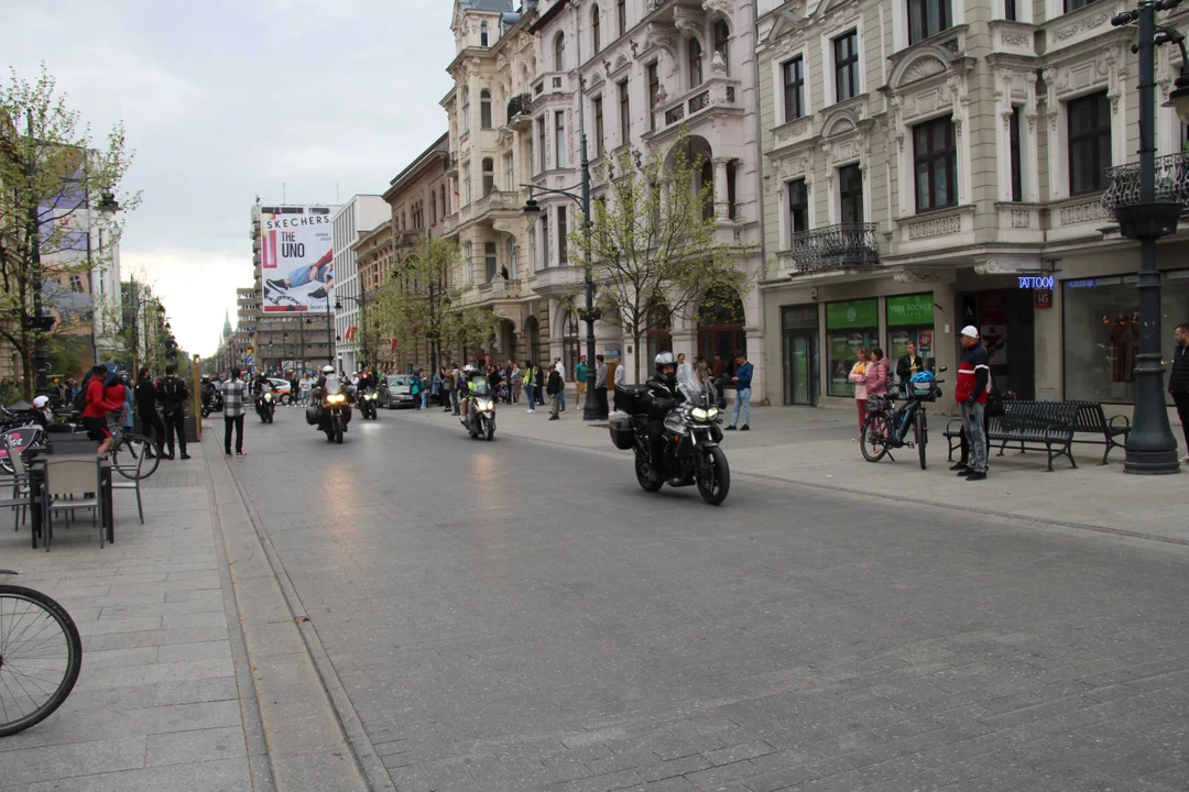 Wielka parada motocyklowa na ulicy Piotrkowskiej w Łodzi