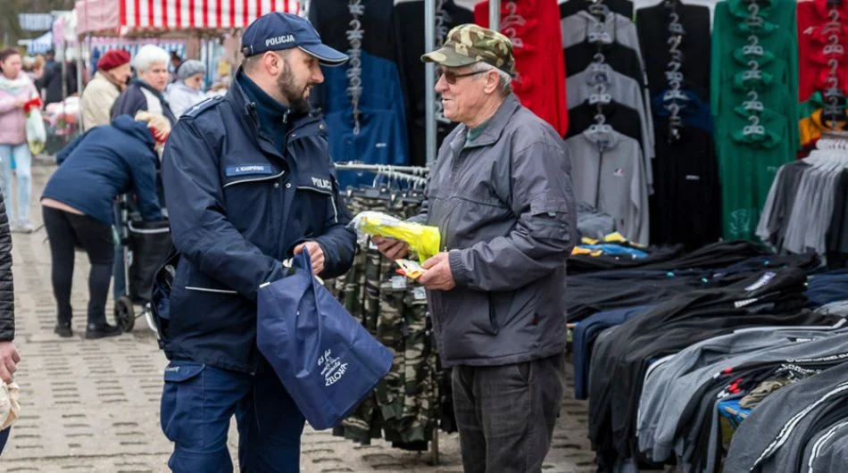 Policjanci i urzędnicy pojawili się na targowisku w Zelowie. Mieszkańcy byli... zadowoleni [FOTO] - Zdjęcie główne