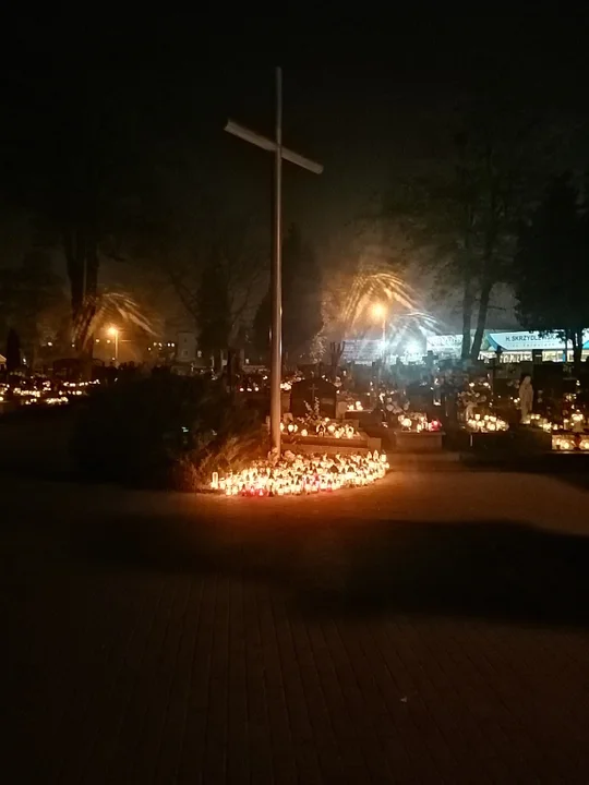 Zgierzanie i mieszkańcy okolic odwiedzili groby na cmentarzach w regionie