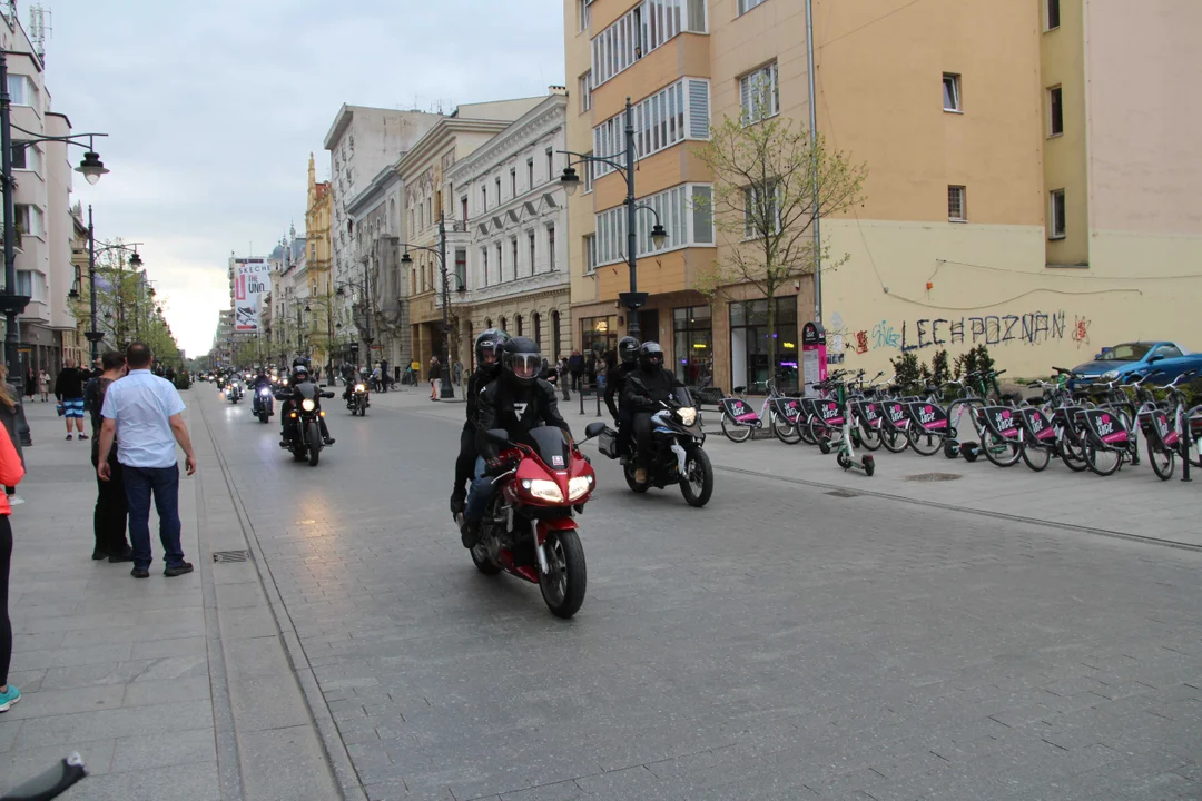 Wielka parada motocyklowa na ulicy Piotrkowskiej w Łodzi