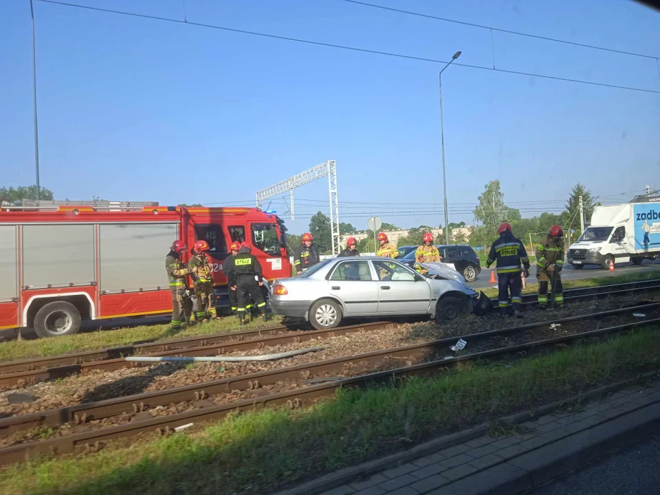 Samochód wjechał w tramwaj. Stanęły tramwaje na al. Włókniarzy [ZDJĘCIA] - Zdjęcie główne