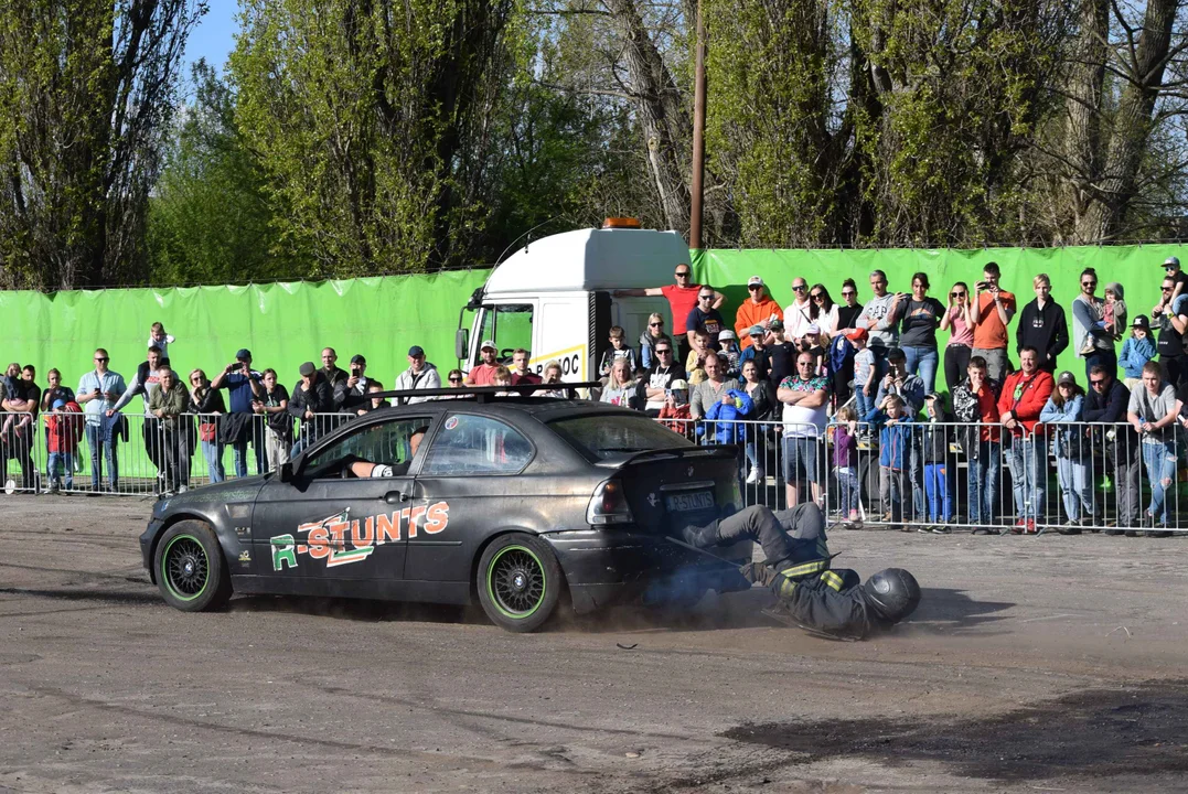 Giganty na czterech kołach zrobiły duże show! Widowiskowy pokaz monster trucków