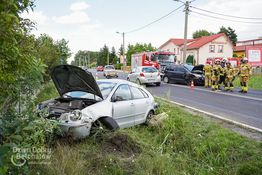 Osobówka dachowała na Lipowej. Straż pożarna i policja na miejscu [FOTO] - Zdjęcie główne