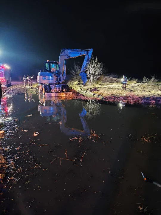 Zapadlisko w Stanisławiu koło Tczewa. Ogromna wyrwa przy domu, strażacy walczą z wodą już czwartą dobę
