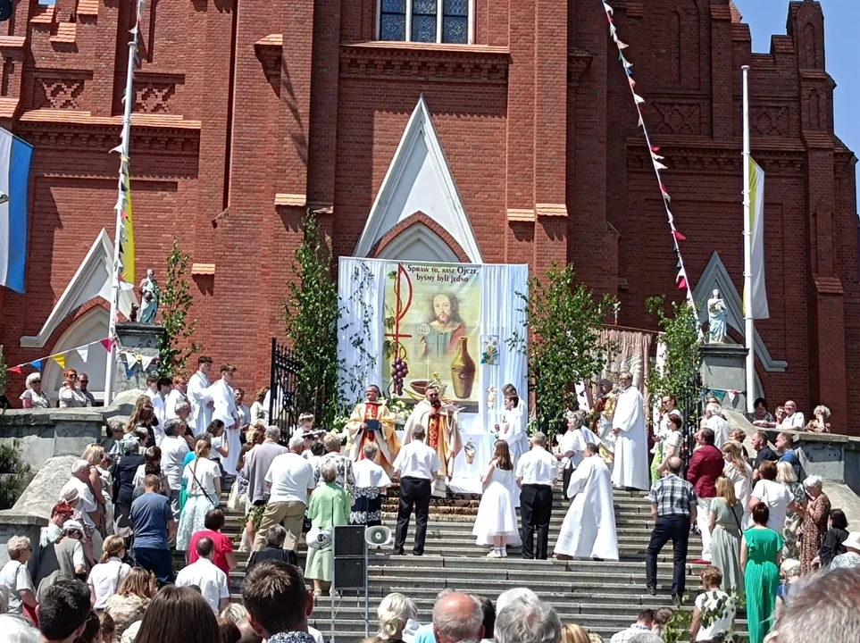 Ulicami Zgierza przeszły procesje Bożego Ciała.