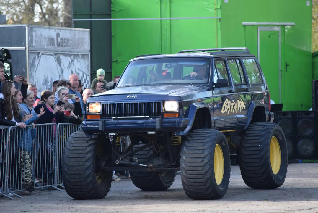 Giganty na czterech kołach zrobiły duże show! Widowiskowy pokaz monster trucków