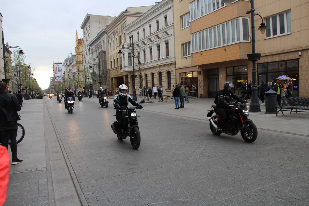 Wielka parada motocyklowa na ulicy Piotrkowskiej w Łodzi