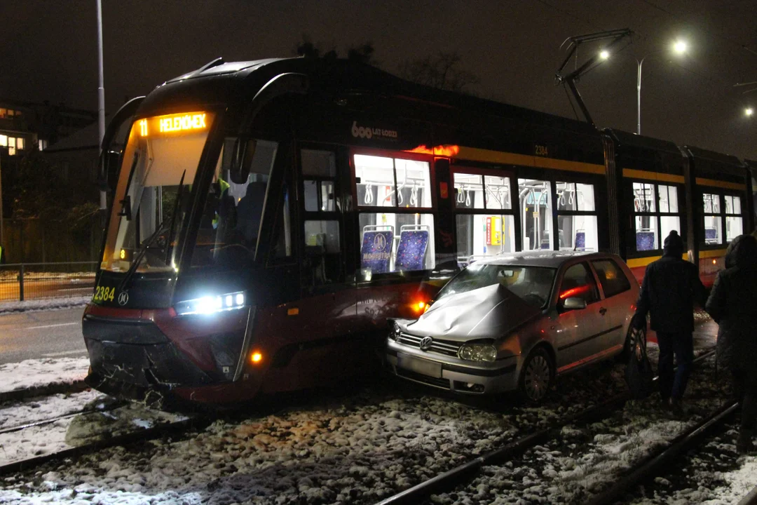 Zderzenie auta z tramwajem w Łodzi