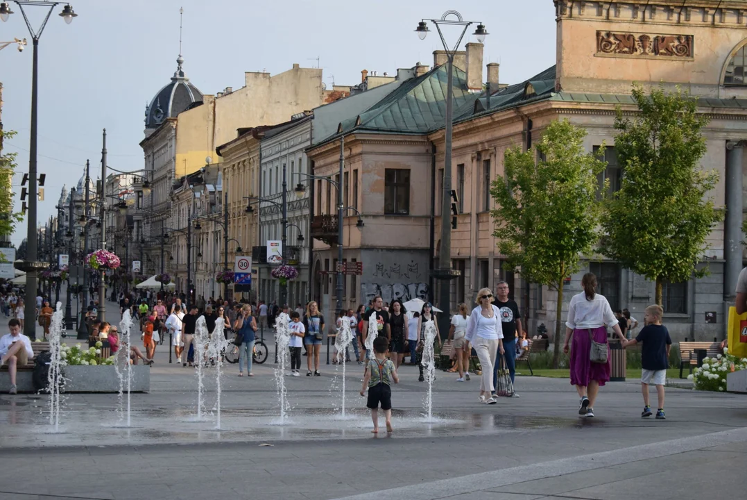 Łodzianie wypoczywają na placu Wolności