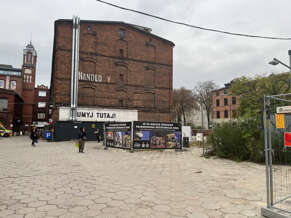 Doki zmieniają miejsce. Już nie będą przy samym wejściu na OFF Piotrkowska w Łodzi. Przenoszą się głębiej w podwórko.