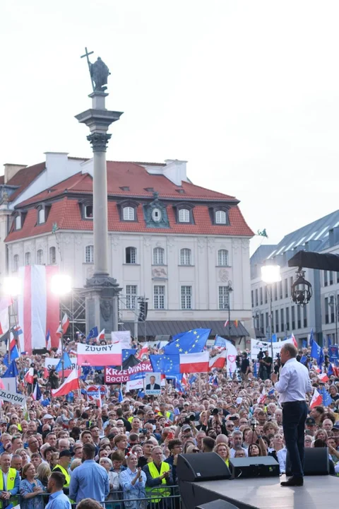 Tysiące Łodzian na wiecu na pl. Zamkowym w Warszawie. To święto wolności i demokracji!