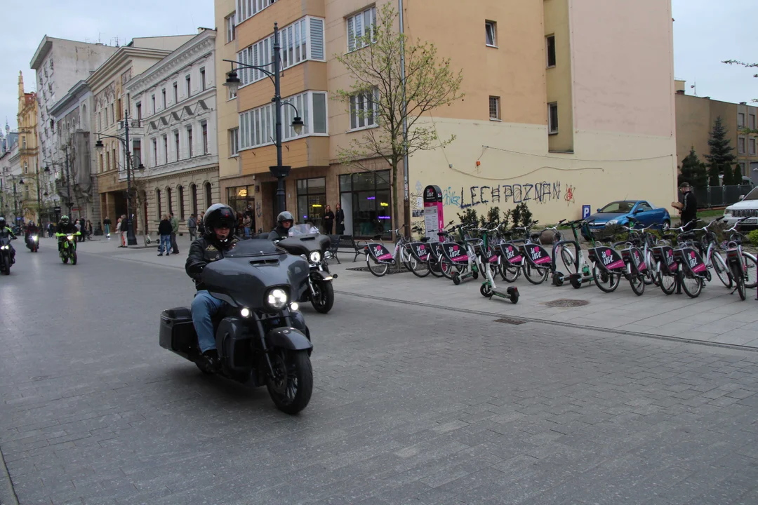 Wielka parada motocyklowa na ulicy Piotrkowskiej w Łodzi