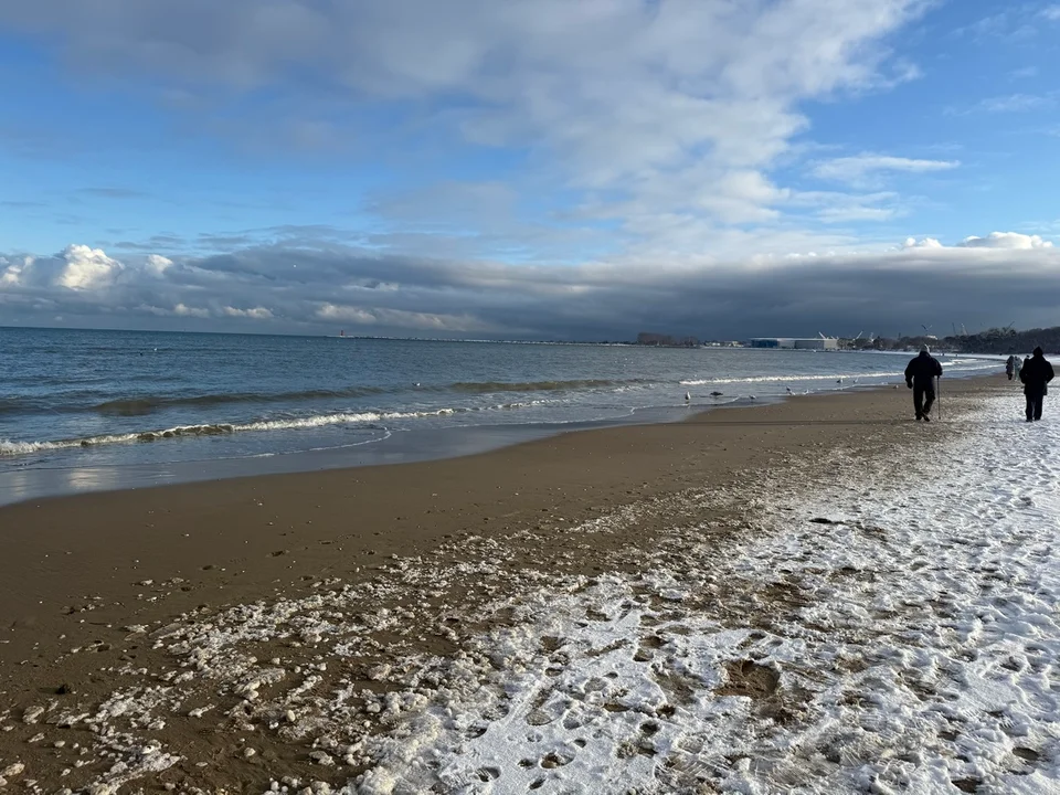 Śnieg na plaży w Brzeźnie. Zima nad Bałtykiem zaskakuje - Zdjęcie główne