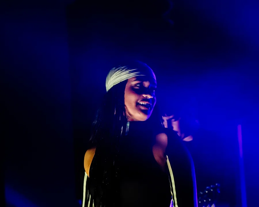 Sara James w Scenografii