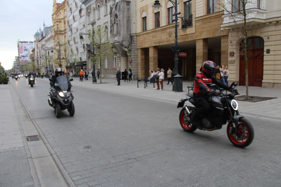 Wielka parada motocyklowa na ulicy Piotrkowskiej w Łodzi