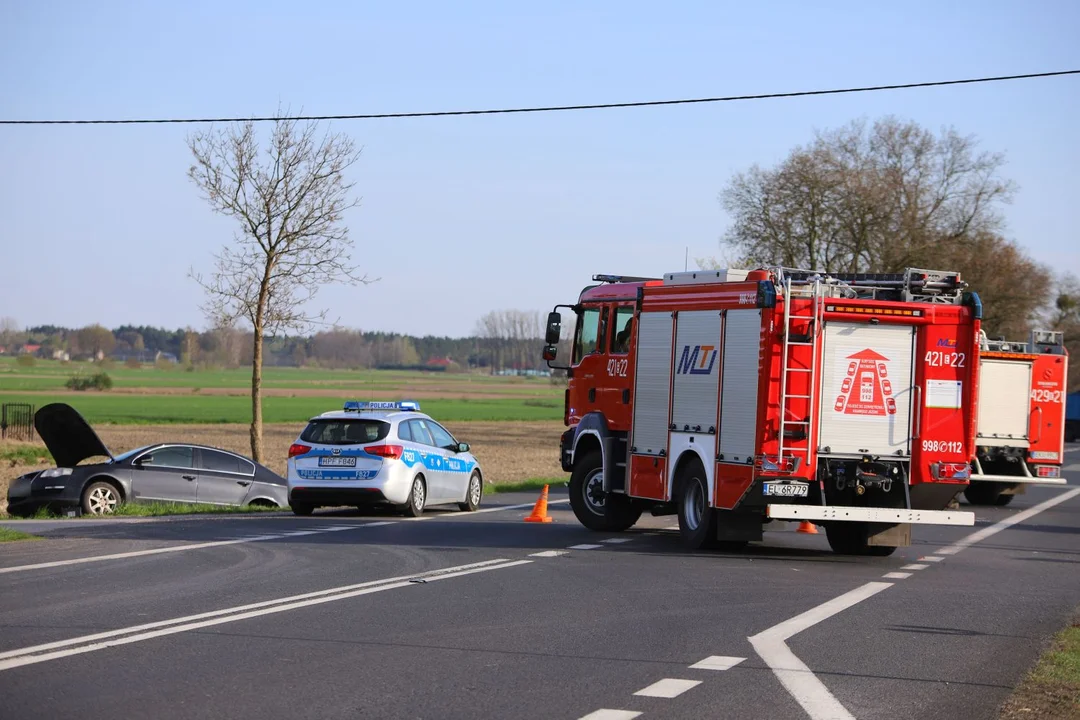 Wypadek: zderzyły się dwie osobówki. Droga całkowicie zablokowana [ZDJĘCIA] - Zdjęcie główne