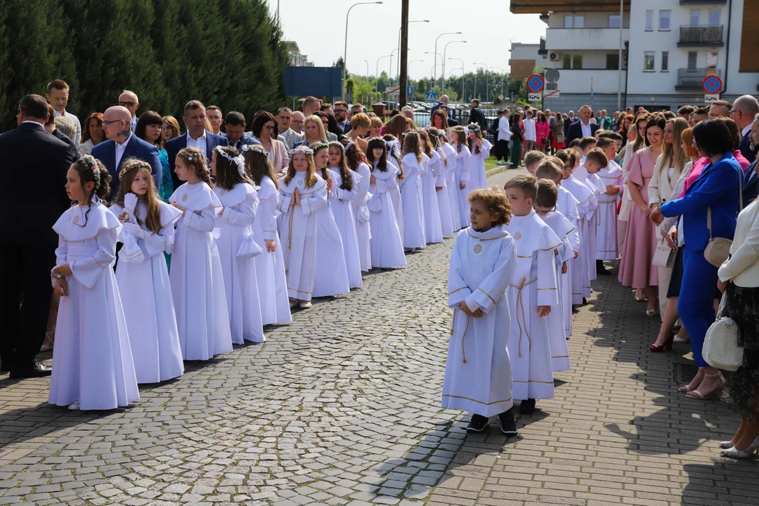 Pierwsza komunia w parafii św. Krzyża [ZDJĘCIA] - Zdjęcie główne