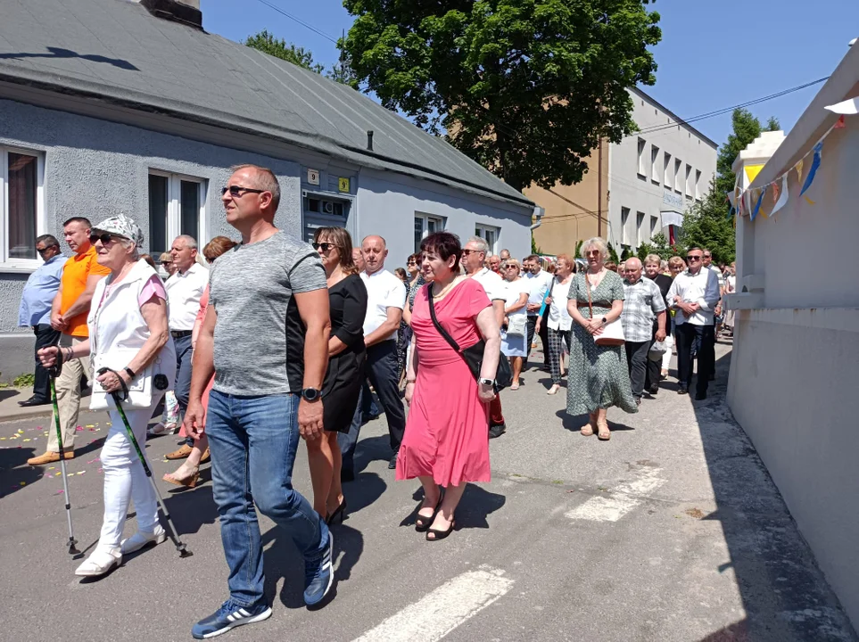 Ulicami Zgierza przeszły procesje Bożego Ciała.