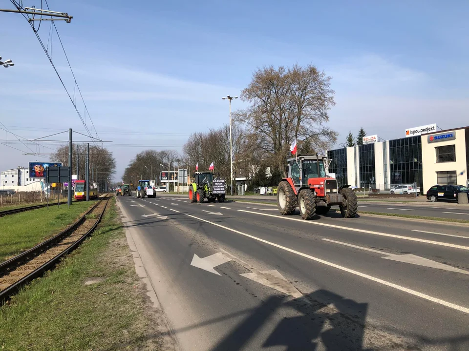 Protest rolników w Łodzi - skrzyżowanie Aleksandrowska/Szczecińska