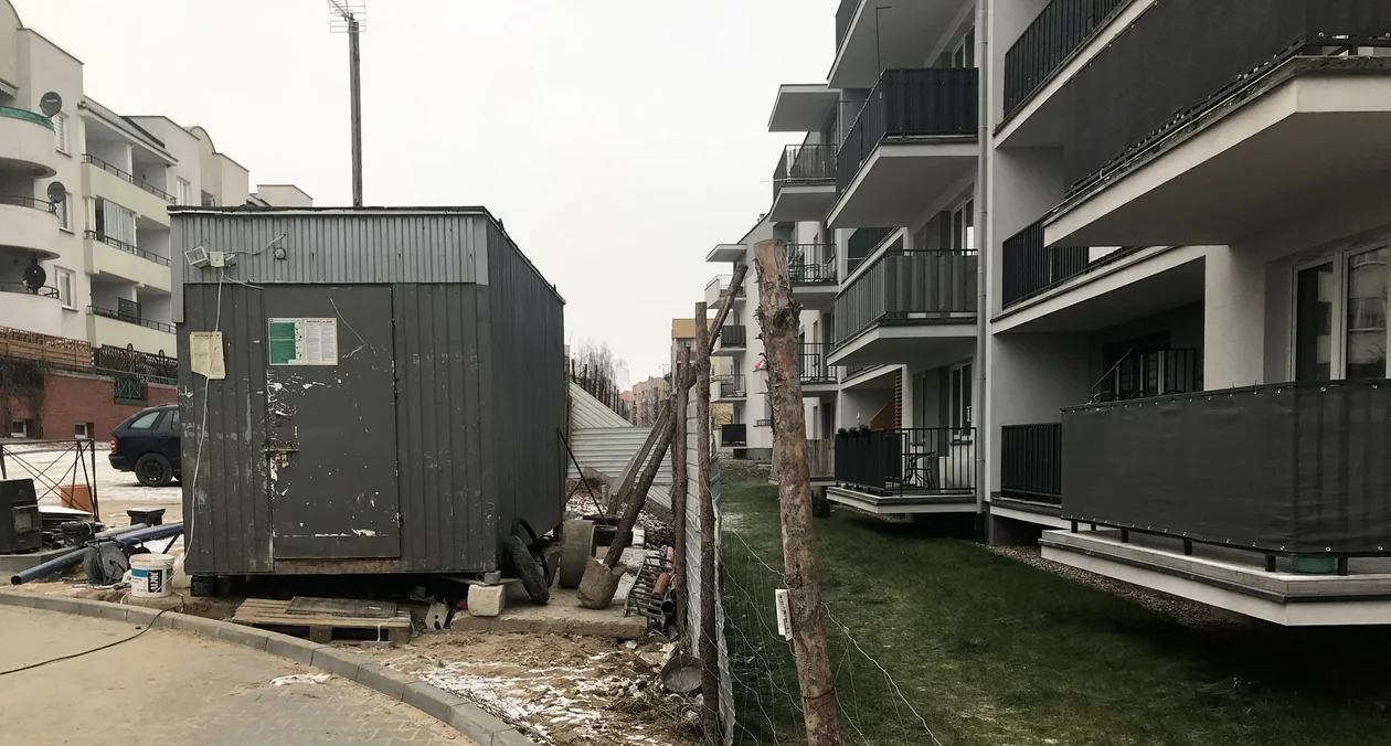 Na Podolszycach Południe nie chcieli parkingu tuż pod oknami. Parking niemal gotowy, pojawiła się też zieleń [ZDJĘCIA] - Zdjęcie główne