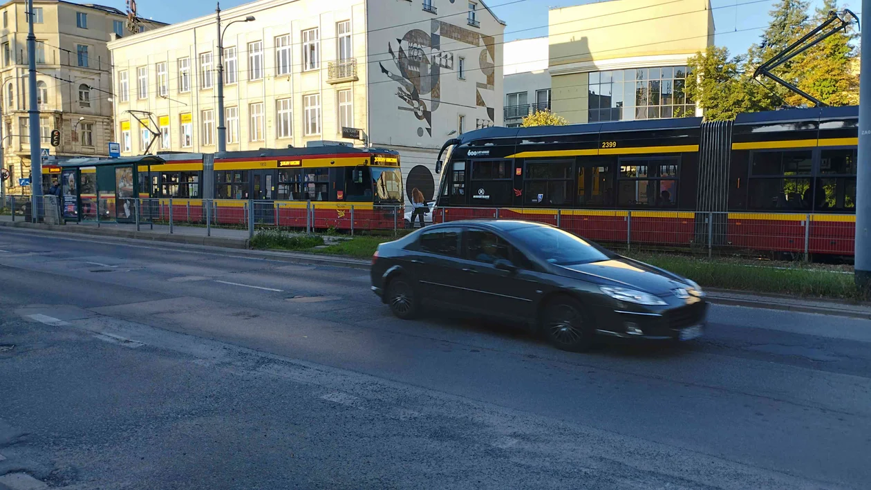 Na Zachodniej zatrzymały się tramwaje MPK Łódź. Przyczyną - zasłabnięcie i reanimacja mężczyzny - Zdjęcie główne