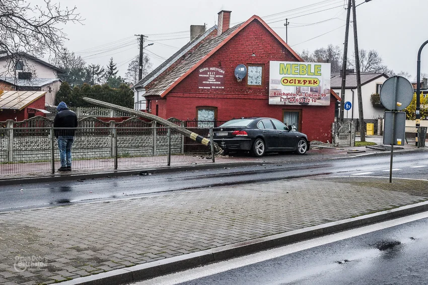 Wypadek w Grocholicach. Ciężarówka zderzyła się z BMW