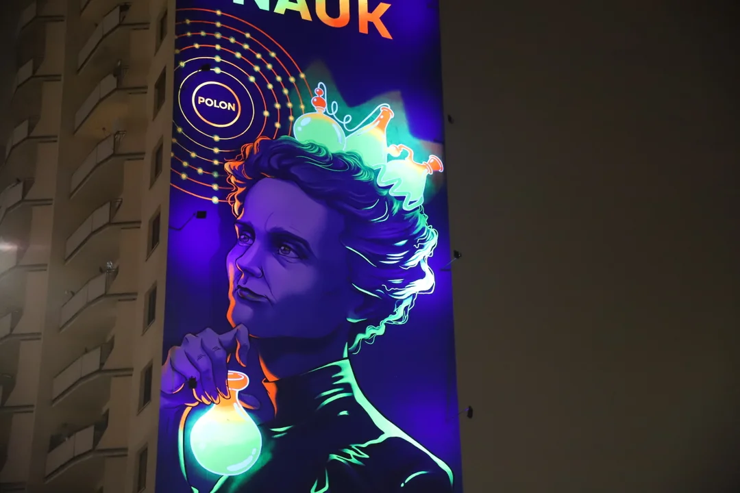 Płock ma coś, co jest rzadkością w Polsce. Niezwykły mural, na niebo spogląda dumna Maria Skłodowska-Curie [ZDJĘCIA] - Zdjęcie główne