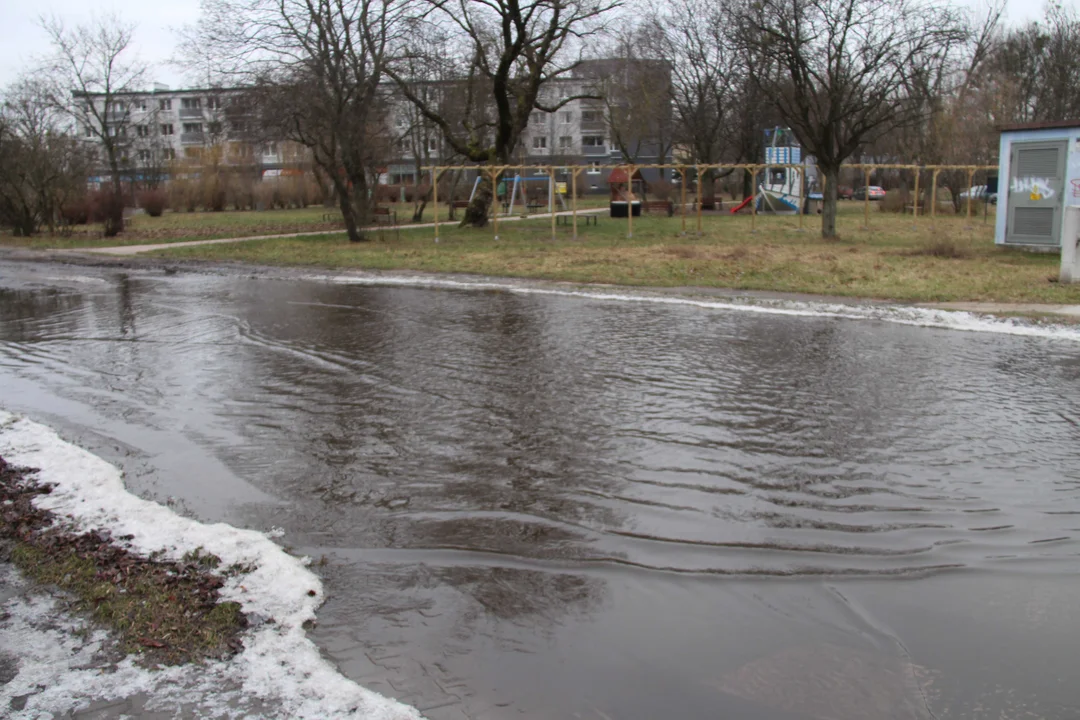 Zalana ulica Jęczmienna przy skrzyżowaniu z ul. Srebrzyńską w Łodzi