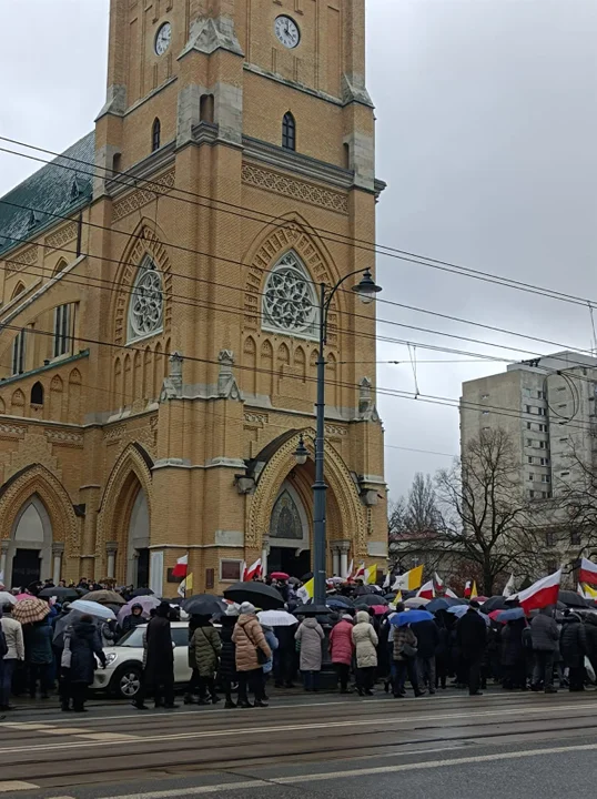 Marsz papieski w Łodzi. Setki łodzian ruszyło ulicami miasta [zdjęcia]