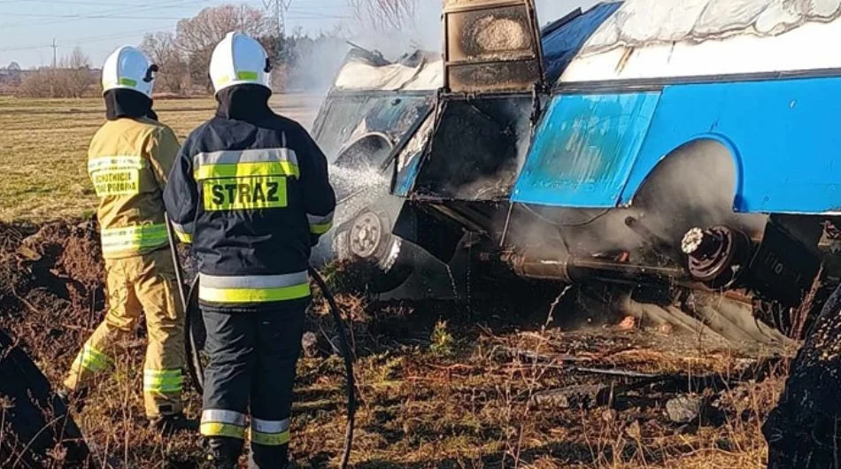 Pożar autobusu w powiecie bełchatowskim. Na miejscu trzy zastępy straży [FOTO] - Zdjęcie główne