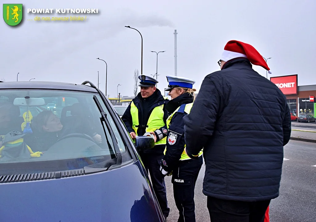 Władze powiatu kutnowskiego i funkcjonariusze policji rozdawali mieszkańcom odblaski z okazji mikołajek