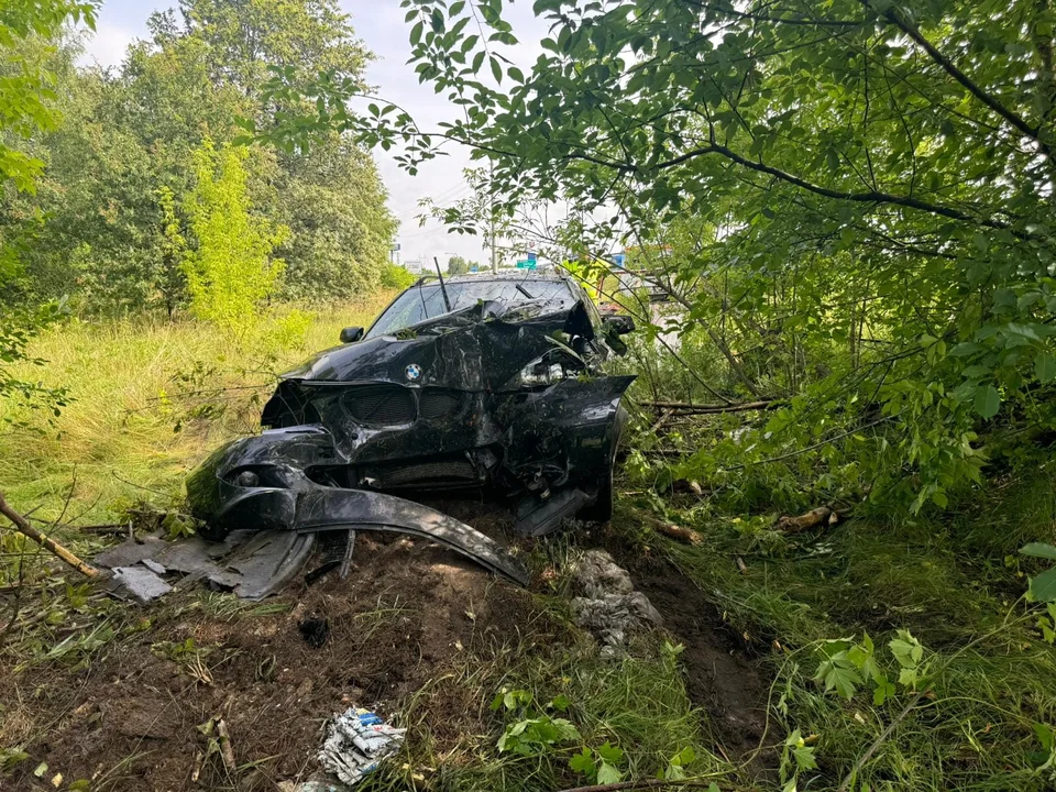 Bmw wypadło z drogi i rozbiło się na drzewie. Groźny wypadek niedaleko Łodzi [ZDJĘCIA] - Zdjęcie główne