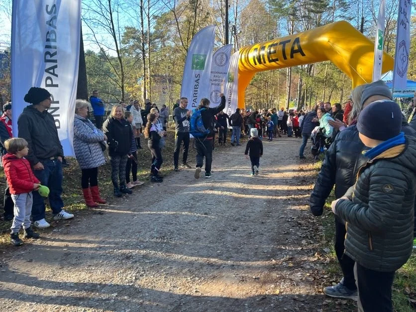 VIII edycja Spaceru i Biegu do Niepodległości w Grotnikach. Piękna pogoda zachęcała do aktywnego spędzania czasu!