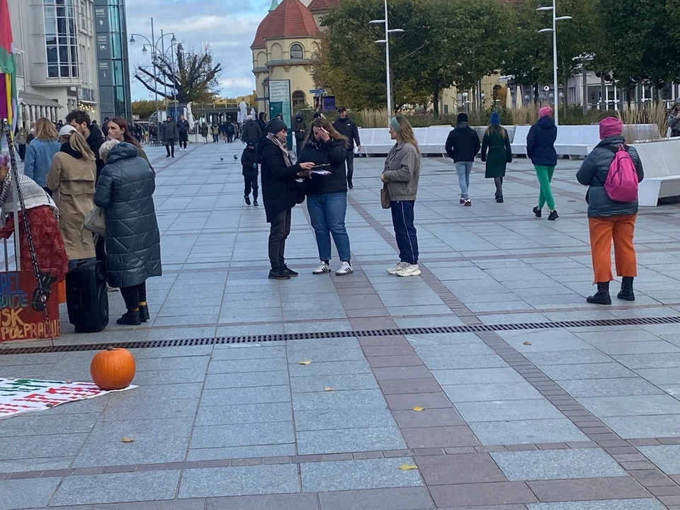 Tłumy na Monciaku. O co toczy się spór w Sopocie?