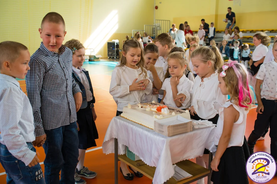 Pierwszy dzwonek zabrzmiał w Zelowie. Rozpoczęcie roku z wyjątkową tradycją [FOTO] - Zdjęcie główne