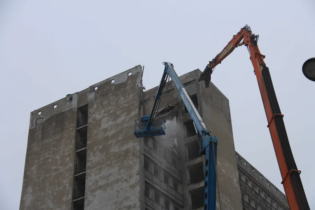 Wyburzanie hotelu "Światowit" przy al. Kościuszki w Łodzi