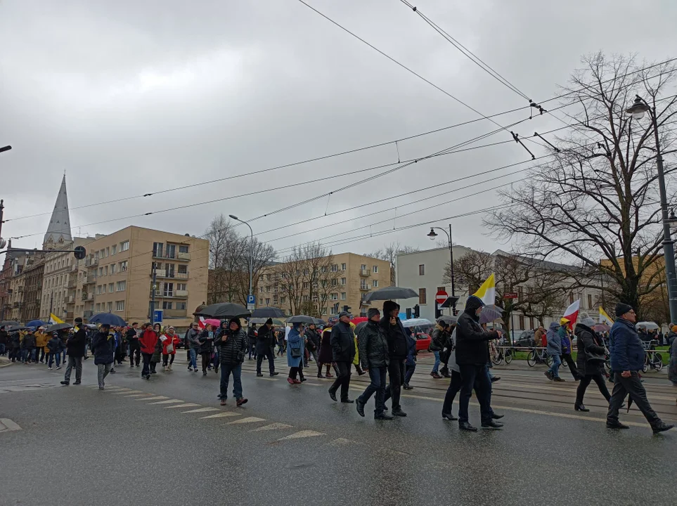 Marsz papieski w Łodzi. Setki łodzian ruszyło ulicami miasta [zdjęcia]